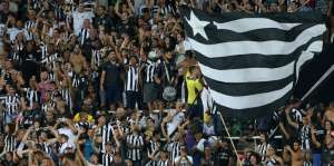 Com segurança reforçada, Botafogo treina e jogadores saem em silêncio