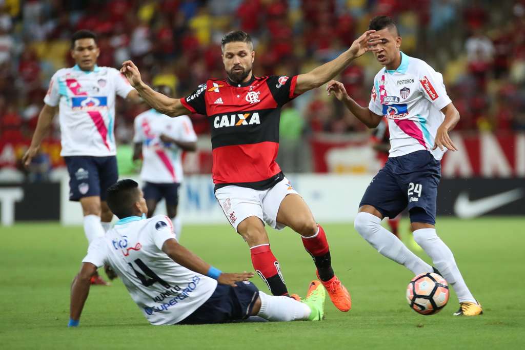 O Flamengo venceu o Junior Barranquilla por 2 a 1 no Rio e tem a vantagem do empate