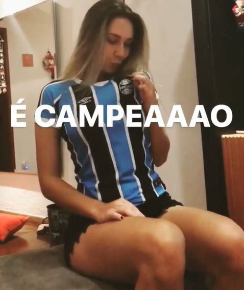 Em casa, Carol Portaluppi comemora título do Grêmio: “Muito feliz”