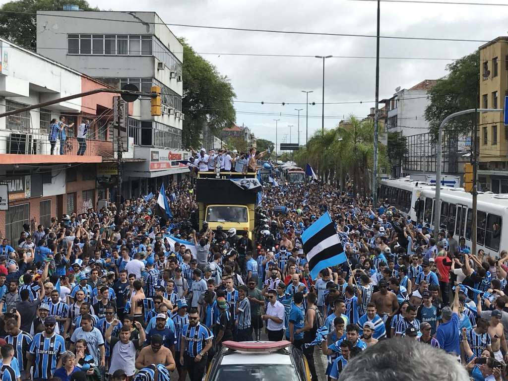 Com festa, delegação do Grêmio desembarca em Porto Alegre após o título da Libertadores