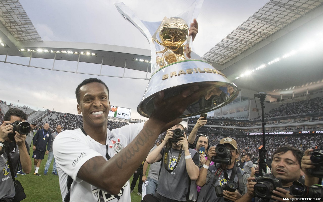 Nascimento de filho deve fazer Jô ser desfalque do Corinthians contra o Sport