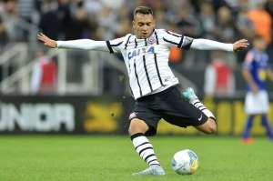 'Fomos criticados, mas mantivemos equilíbrio', diz Maycon após título