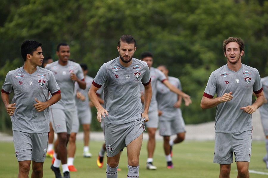 Corinthians mira zagueiro do Fluminense para suprir saída de Pablo