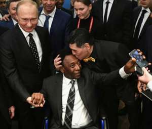 Mundial: Maradona dá beijo em Pelé no sorteio da Copa da Rússia