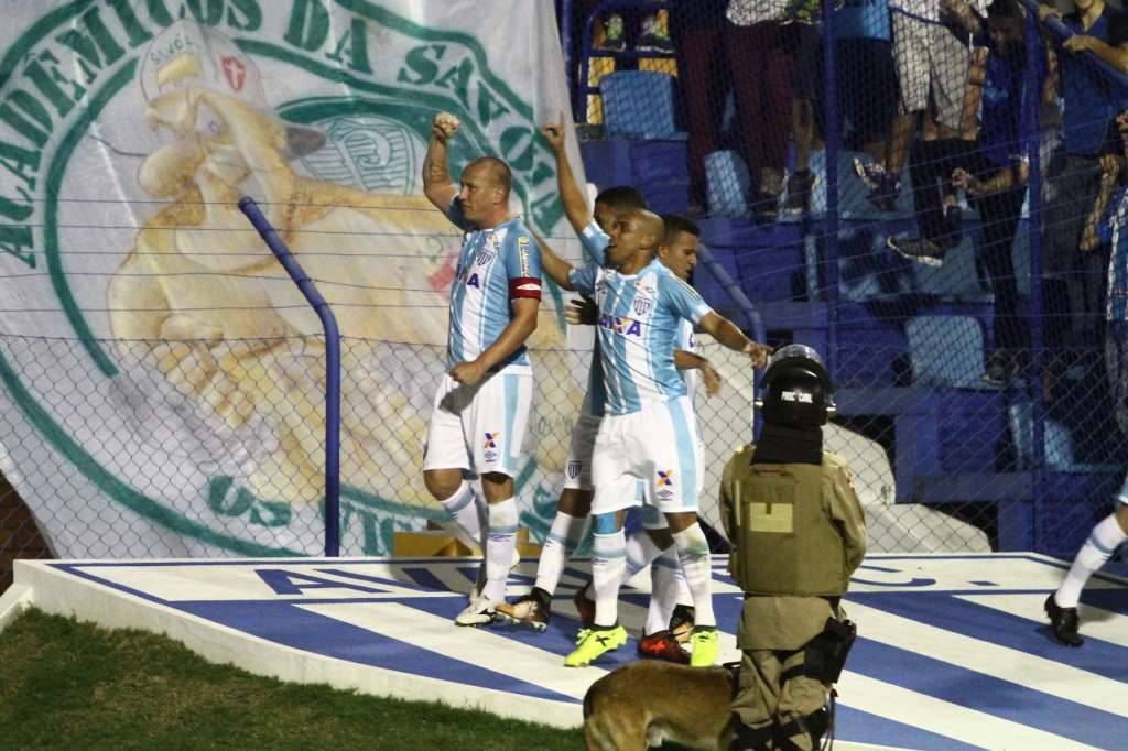 Avaí faz 'jogo do ano' com o Santos para escapar do rebaixamento