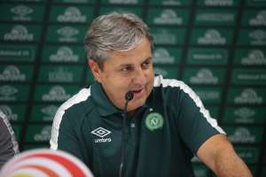 Gilson Kleina conversa com elenco da Chapecoense e pede concentração