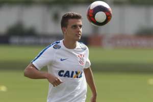 Titular no domingo, Rodrigo Figueiredo se apresenta para a torcida do Corinthians