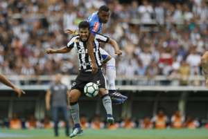 Torcida do Botafogo protesta e entra em conflito com a polícia