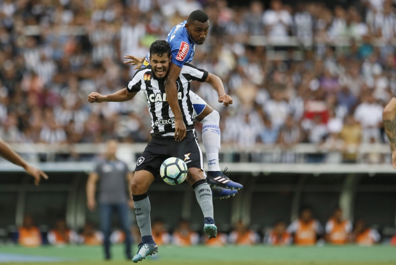 Torcida do Botafogo protesta e entra em conflito com a polícia