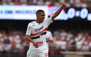Brenner, de 17 anos, termina temporada com gol e em alta no São Paulo