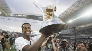 Jô comemora artilharia no Brasileirão e faz história no Corinthians