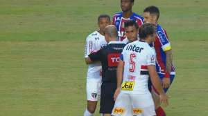 Na súmula, árbitro relata soco de Petros e 'fuga' de Juninho Capixaba