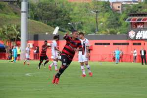 Árbitro relata ofensa de Carlos Eduardo na súmula e expulsa meia do Vitória