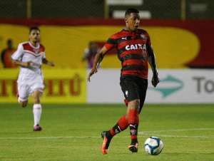 Revelação do Vitória admite interesse do Palmeiras: 'Conversas estão rolando'