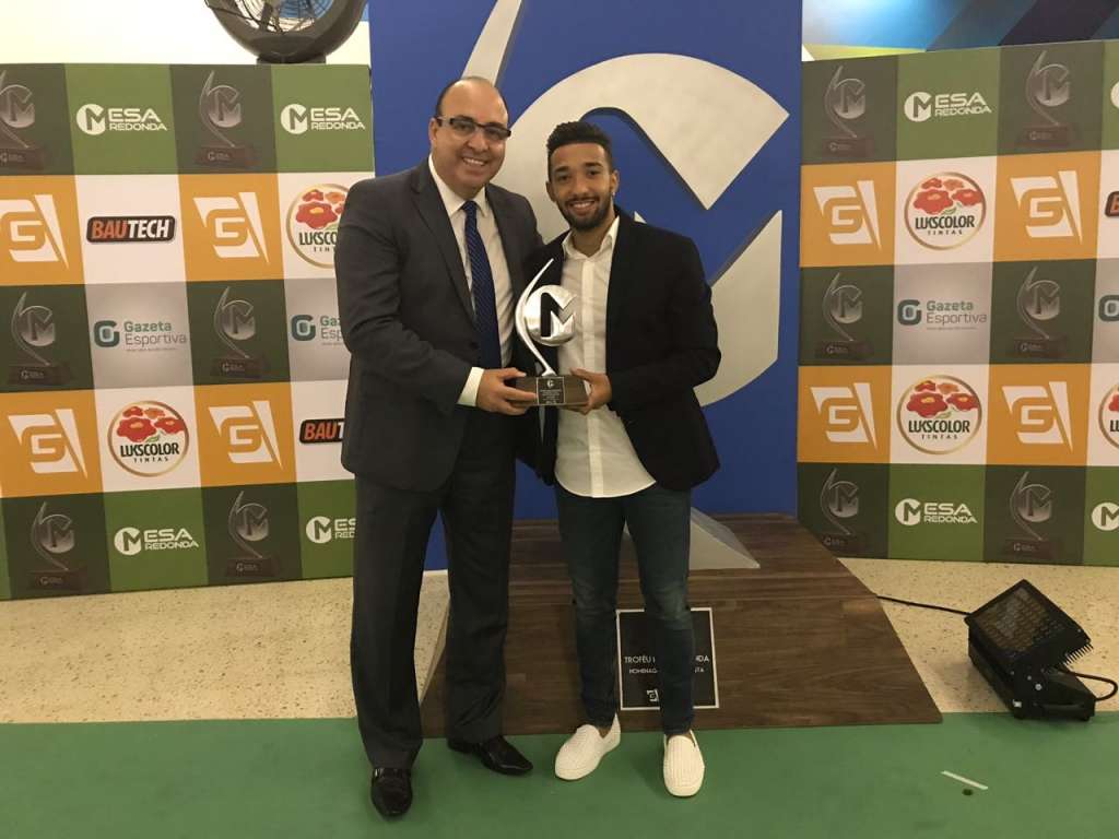 Edivaldo Ferraz entrega o prêmio de revelação a Clayson