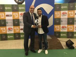 Clayson recebe prêmio de revelação do Brasileirão no Mesa Redonda, da TV Gazeta