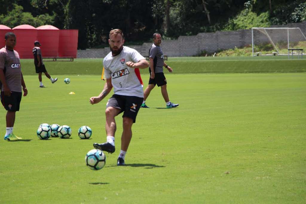 Willian Farias comemora permanência do Vitória na Série A (Foto: Maurício da Matta / Divulgação / EC Vitória)