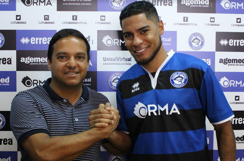 Catarinense: Júlio Rondinelli apresenta meia Daniel Costa no Tubarão