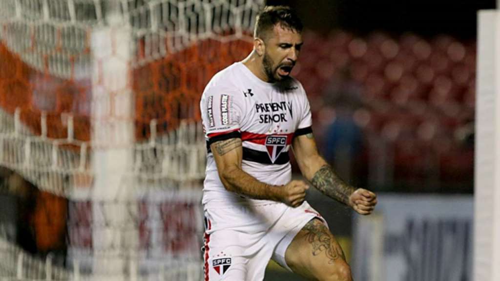 Atacante nega contato com River e Cruzeiro e avisa: 'Falem com o São Paulo'