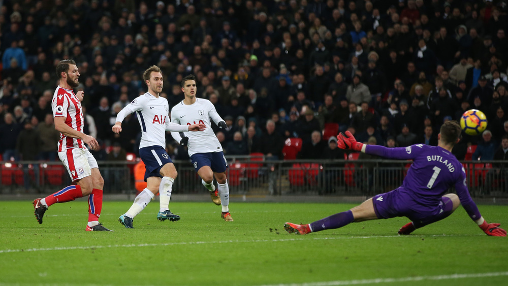 INGLÊS: Tottenham goleia com dois de Harry Kane e encosta no G4