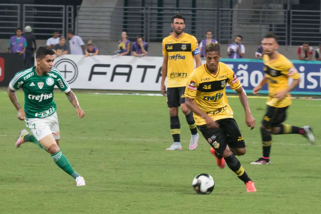 Ainda atrás de um lateral-direito, um volante e três atacantes, a bola da vez é o centroavante Walterson, promessa do São Bernardo FC