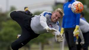 Lesão de Walter e propostas deixam futuro de Douglas em dúvida no Corinthians