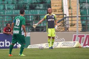 Mineiro: América empresta goleiro ao Mirassol e renova com meia