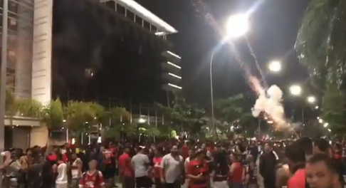 Torcedores do Flamengo promovem confusão em frente a hotel do Independiente