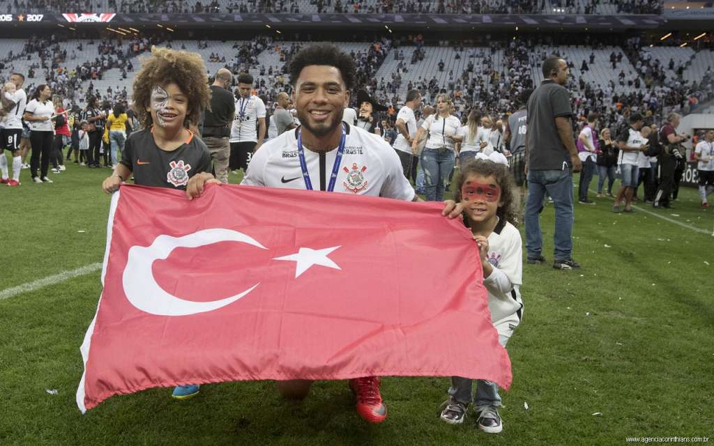 Após fazer história no Corinthians com títulos, Kazim pode ser negociado