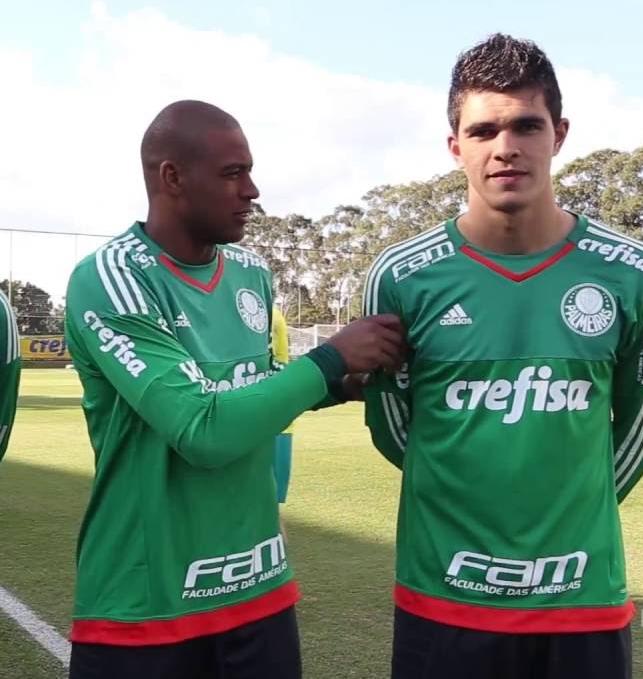 Vinícius Silvestre (à dir.) deve pintar na Ponte Preta em 2018