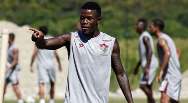 Torcedores do Flamengo agridem e chutam joelho operado de atacante do Fluminense