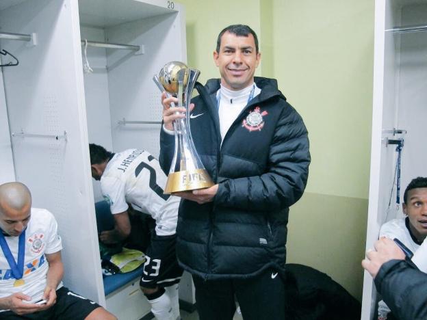 Carille e a taça de campeão do mundo do Corinthians 