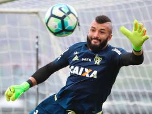 Criticado, Alex Muralha indica desejo de sair do Flamengo em 2018