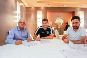 Após vice no Mundial, Grêmio renova contrato do zagueiro Kannemann
