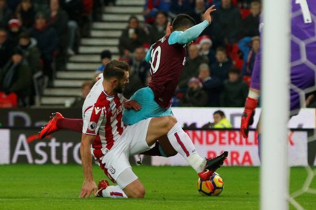 Inglês: Lanzini é punido por simular pênalti e desfalca o West Ham por dois jogos