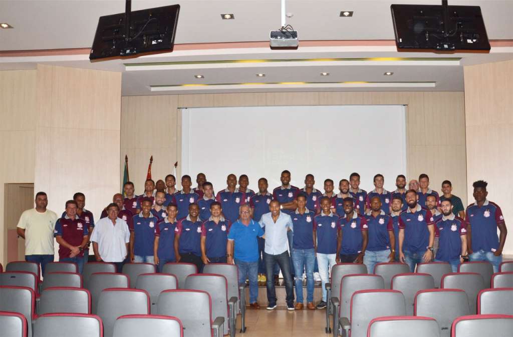 Tetracampeão Mauro Silva visita o Sertãozinho