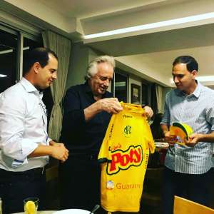 Paulistão: Maestro João Carlos Martins é presenteado com a camisa do Mirassol