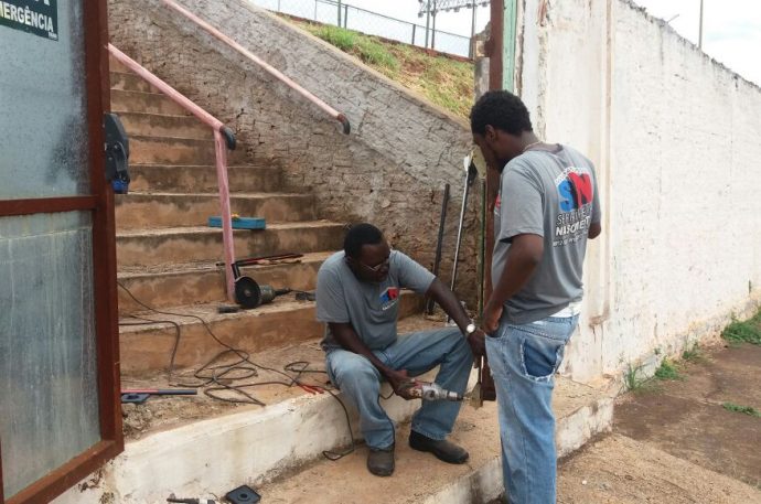 Serralheiros instalando travas no portão da rua 20 (Foto: Roberto José / Barretos Esporte Clube) 