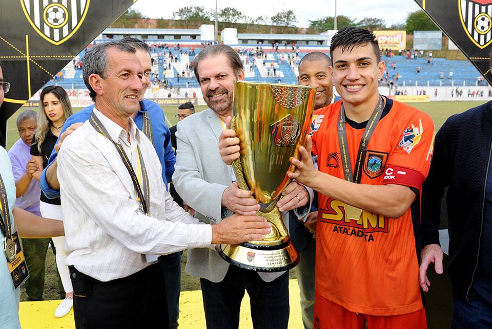 A taça da Segunda Divisão Paulista foi entregue diretamente da mãos do presidente da FPF, Reinaldo Carneiro Bastos ao mandatário do Manthiqueira, Dado Cavalcanti