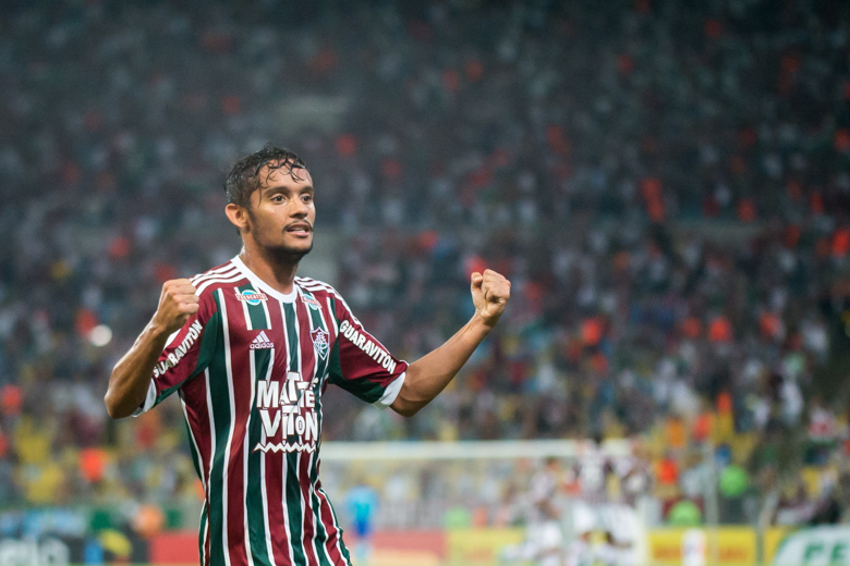 Com dinheiro de Jô, Corinthians busca atacante, zagueiro e Gustavo Scarpa