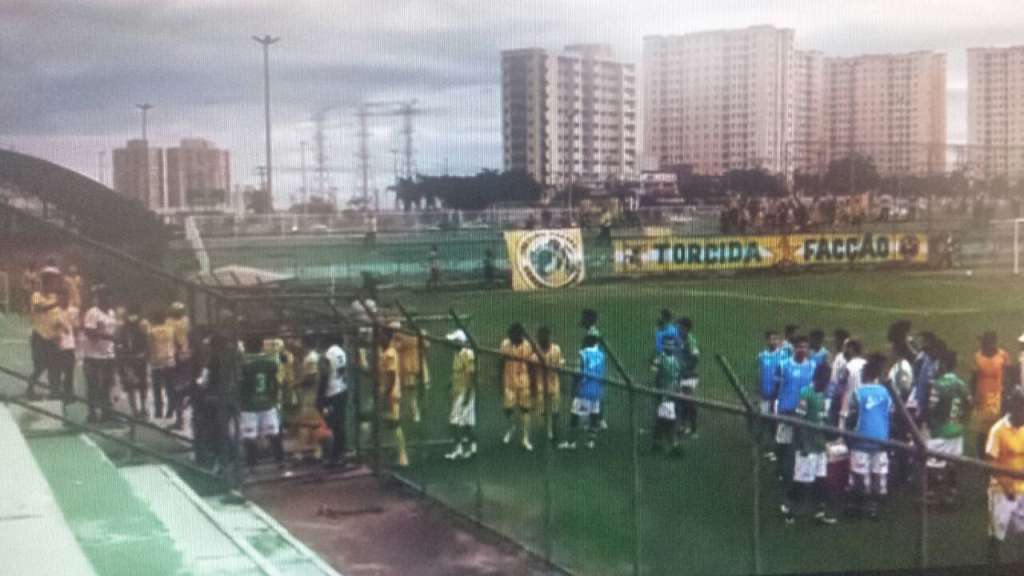 Invasão de torcedores suspende amistoso entre Brasiliense e Uberlândia/MG (Foto: Janio Gomes)