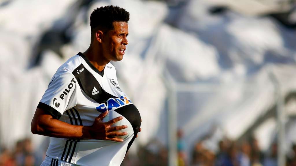 Ponte Preta busca renovar empréstimo com Naldo, mas ganha concorrência do Ceará