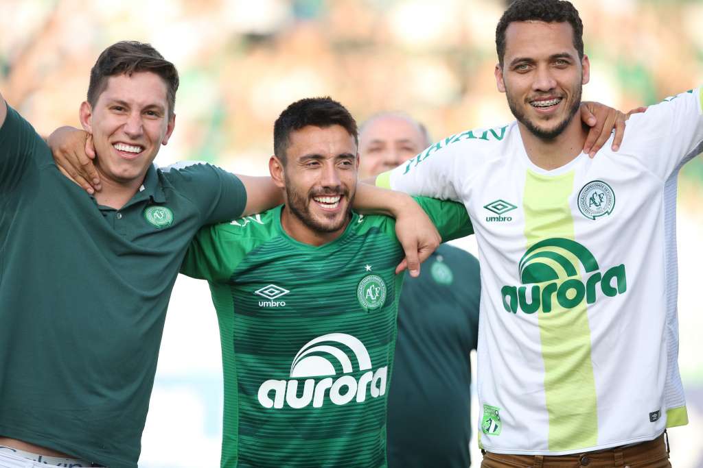 Com a força dos atletas sobrevivemtente - Jackson Follman, Alan Ruchel e Neto, cada um ajudando a forma que pode - a Chape conseguiu renascer das cinzas e voltar a Libertadores Com a força dos atletas sobrevivemtente - Jackson Follman, Alan Ruchel e Neto, cada um ajudando a forma que pode - a Chape conseguiu renascer das cinzas e voltar a Libertadores