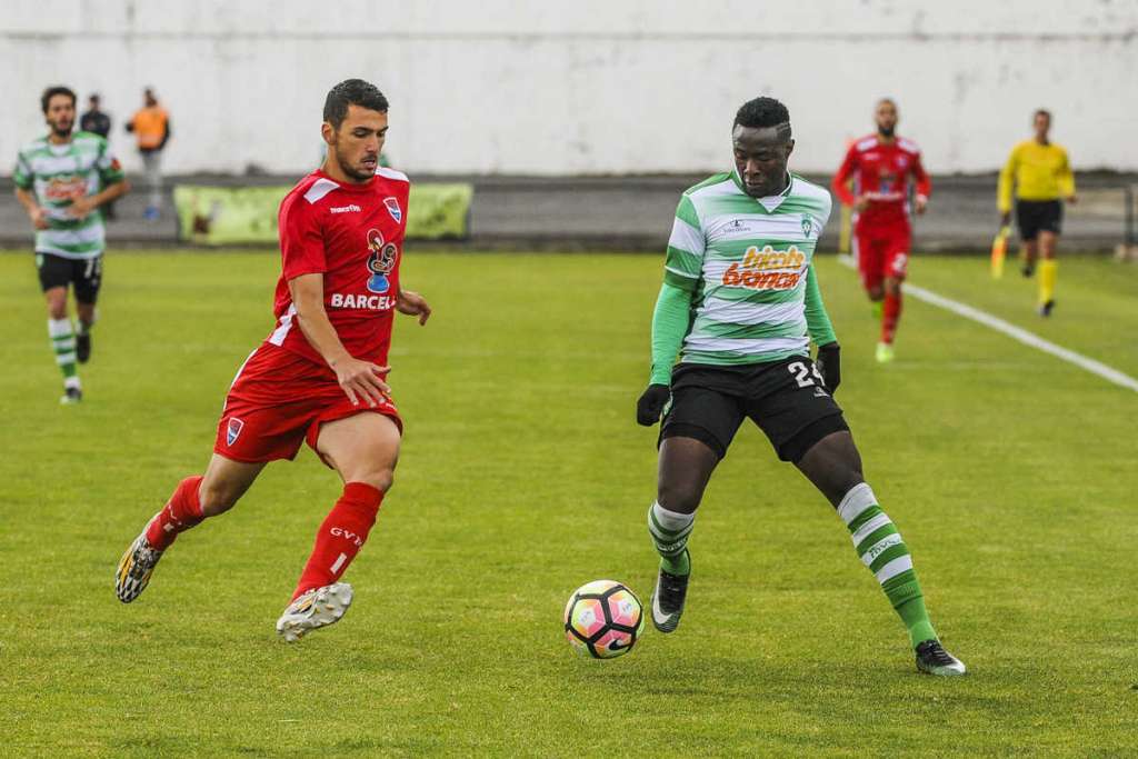 O meia Arthur Rezende (de vermelho) é o novo reforço do Santa Cruz 