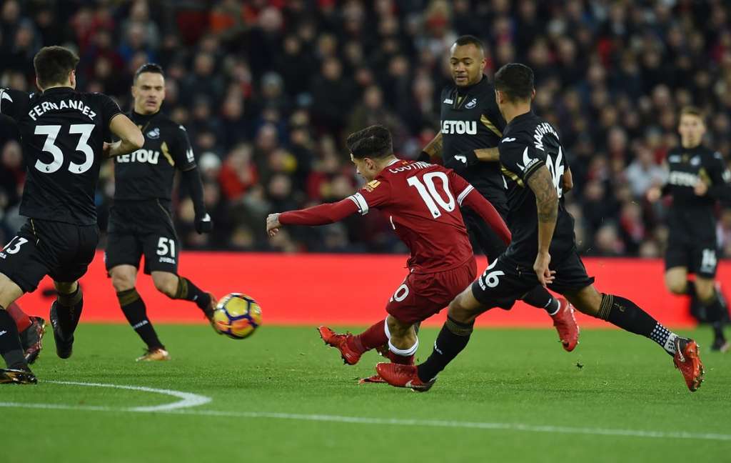 Coutinho brilha, Firmino faz dois e Liverpool goleia Swansea por 5 a 0