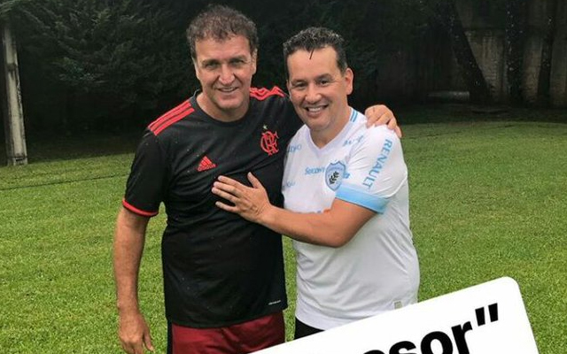 Especulado como substituto de Rueda, Cuca tira foto com camisa do Flamengo