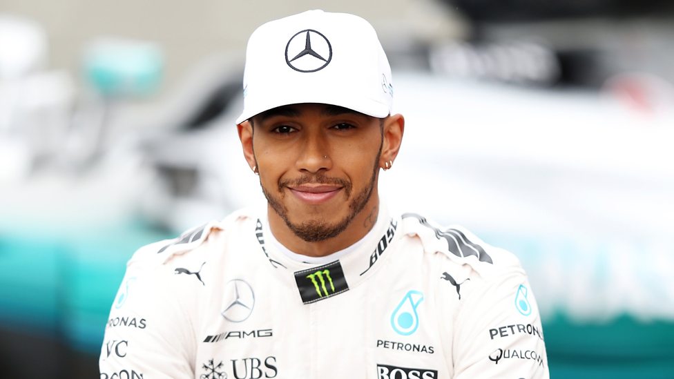 F1: Hamilton pede desculpas por dizer em vídeo que ‘meninos não usam vestidos’