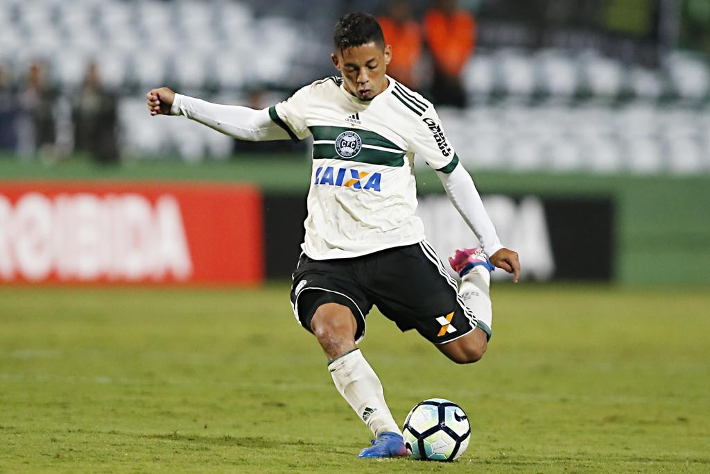 Atlético-GO contrata meia Tomás Bastos, ex-Coritiba