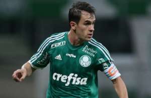 Palmeiras libera e Lucas deve acertar com o Vitória