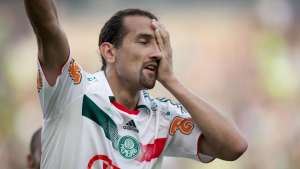 Sem Ricardo Oliveira, Santos quer atacante Gilberto, do São Paulo, ou Hernán Barcos